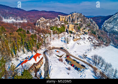 Kalnik Berg winter Luftbild, Festung auf einer Klippe und Lodge unter Rock, Prigorje Region von Kroatien Stockfoto