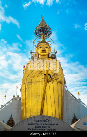 Große stehende Buddha am Wat Intharawihan Tempel, Bangkok Stockfoto