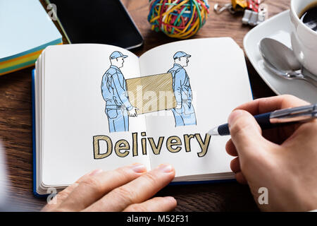 Nahaufnahme von einer Person handzeichnung Konzept mit Movers die Container auf Notebook Stockfoto