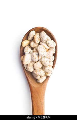 Getrocknete borlotti Bohnen in hölzernen Löffel auf weißem Hintergrund. Ansicht von oben. Stockfoto