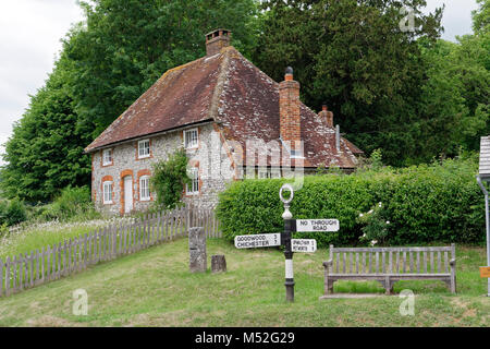 Cottage und lokalen Dorf Schild im East Dean South Downs National Park, West Sussex, England Stockfoto