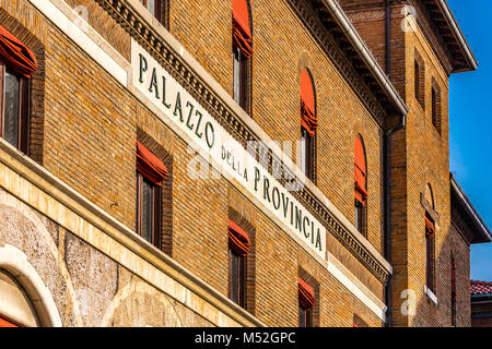 RAVENNA, Italien - 15. FEBRUAR 2018: Palast der Provinz wurde zu einem beliebten touristischen Anziehungspunkt in Ravenna, weil der Hängenden Gärten Stockfoto