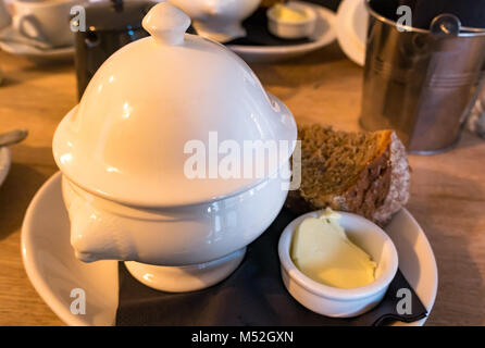 Cullen Skink Suppe serviert in einem weißen Keramikfliesen Terrine mit Brot und Butter in Rockpool Cafe, Cullen, Moray, Schottland, UK Stockfoto