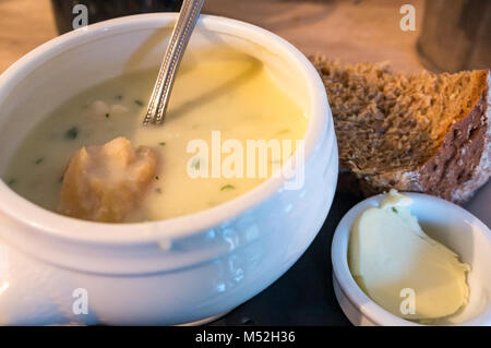 Cullen Skink Suppe serviert in einem weißen Keramikfliesen Terrine mit Brot und Butter in Rockpool Cafe, Cullen, Moray, Schottland, UK Stockfoto