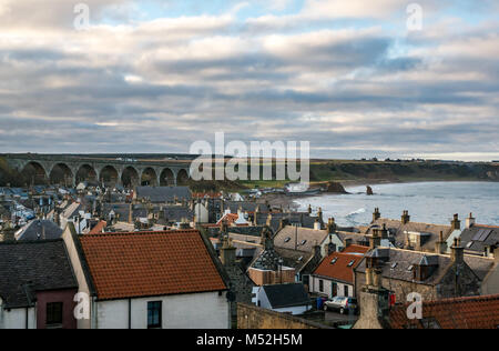 Blick auf die malerische Stadt am Meer Ferienhäuser, viktorianischen Eisenbahnviadukt und Meer Stapel am Strand in der Bucht, Cullen, Moray, Schottland, Großbritannien Stockfoto