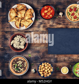 Sortierte indisches Essen auf einer hölzernen Hintergrund. Stockfoto