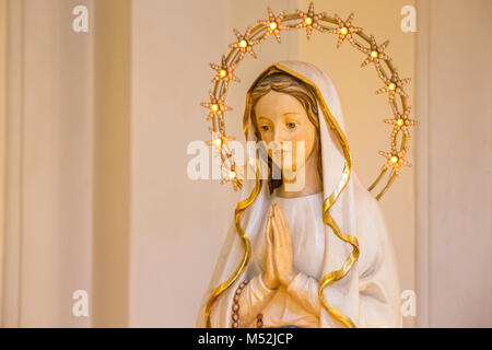 RAVENNA, Italien - 15. FEBRUAR 2018: die Statue der Jungfrau Maria zu beten, in der Kirche der Heiligen Maria von Wahlrecht in Ravenna Stockfoto