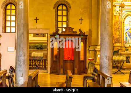 RAVENNA, ITALIEN - Februar 15, 2018: ein Priester wartet auf den Pönitenten im Beichtstuhl in der Kirche von San Francesco in Ravenna Stockfoto