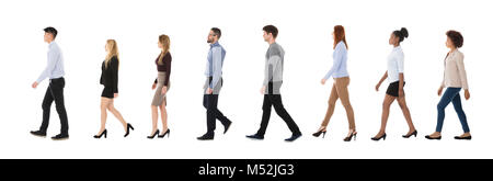 Gruppe von Geschäftsleuten zu Fuß in einer Linie auf weißem Hintergrund Stockfoto