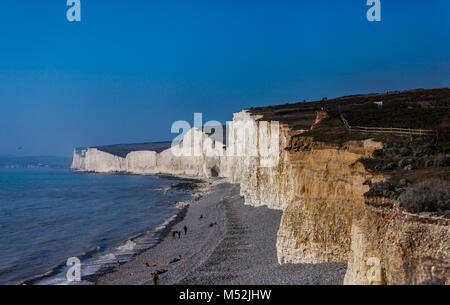 White Cliffs mit blauem Himmel an einem sonnigen Tag, sieben Schwestern, East Sussex, England Stockfoto