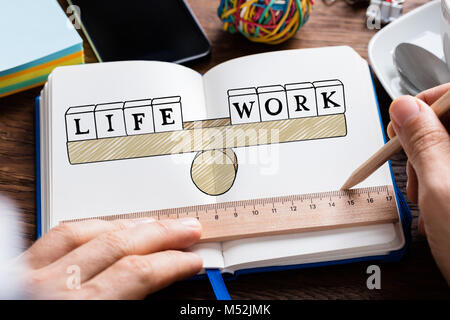 In der Nähe der Person handzeichnung Life Work Balancing Konzept in Buch Stockfoto