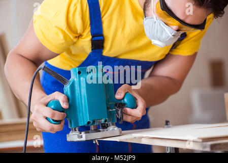 Tischler Arbeiten in der Werkstatt Stockfoto