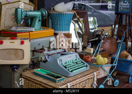 Vintage Objekte zum Verkauf an Street Market Antiquitäten Shop Stockfoto