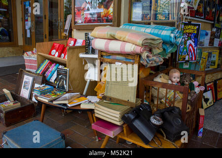 Objekte außerhalb eines second hand Store verwendet Stockfoto