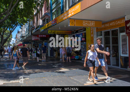 Sydney, Australien: Menschen zu Fuß in Shopping Street in Manly, Australien Stockfoto