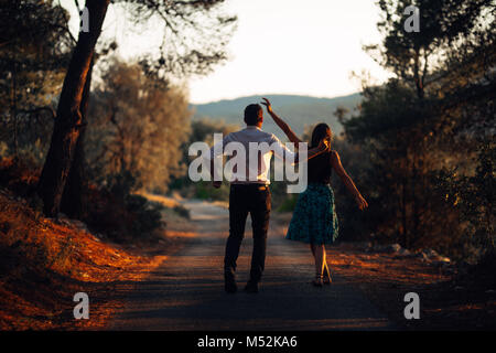 Romantisches Paar tanzen auf der Straße. In ein romantisches Date. feiert Jubiläum. Valentines Tag. Geburtstag. Herr und Dame. Manieren. Behandeln Stockfoto