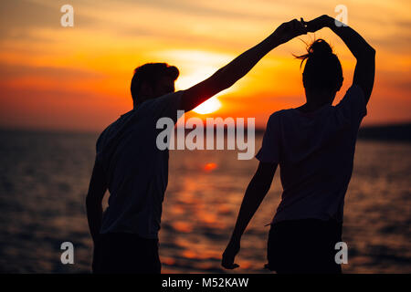 Romantisches Paar tanzen auf der Straße. In ein romantisches Date. feiert Jubiläum. Valentines Tag. Geburtstag. Herr und Dame. Manieren. Behandeln Stockfoto