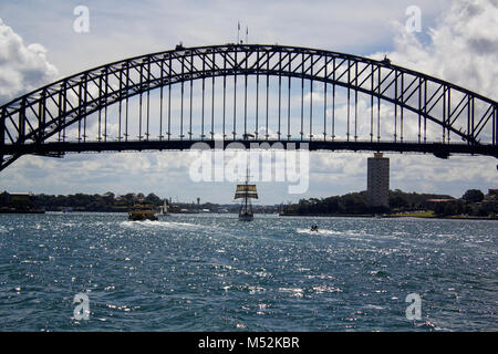 Alte Tall Ship Segeln durch die legendären Sydney Harbour Bridge Stockfoto