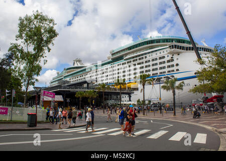 Sydney, Australien: Fußgänger entlang Circular Quay, mit verankert Kreuzfahrt und Sydney Opera House im Hintergrund Stockfoto