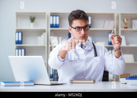 Männlicher Arzt in anti-Rauchen conceptwithcigarette Pack Stockfoto