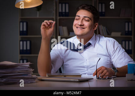 Der Mensch bleiben bis spät in die Nacht und das Rauchen von Marihuana Stockfoto