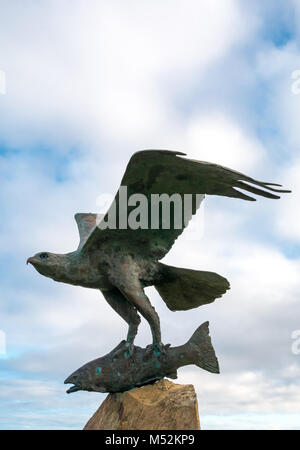 Osprey mit Fisch fangen Bronze Skulptur, die Mündung des Flusses Spey, Spey Bay, Moray, Schottland, Großbritannien Stockfoto