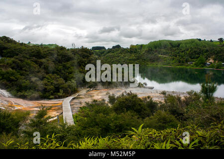 Schönen geothermischen Landschaft mit heißen Quellen und Fluss Waikato in Neuseeland Stockfoto