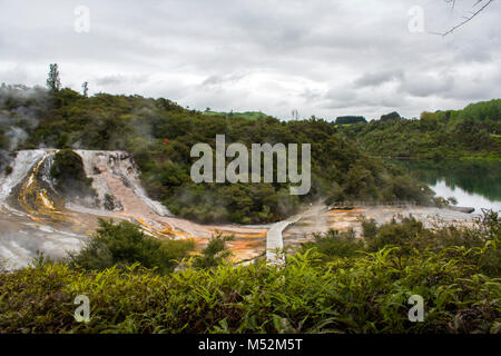 Atemberaubende Landschaft mit Geothermie Terrassen und Fluss Waikato in Neuseeland Stockfoto