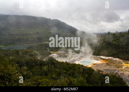 Atemberaubende geothermale Landschaft am Orakei Korako Park und Fluss Waikato, Neuseeland Stockfoto