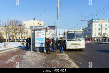 Februar 7, 2018. Orjol, Russland ein Plakat mit Informationen zur Wahl des Präsidenten der Russischen Föderation an einer Bushaltestelle in Orel. Stockfoto