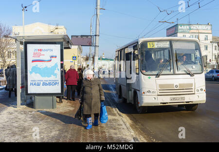 Februar 7, 2018. Orjol, Russland ein Plakat mit Informationen zur Wahl des Präsidenten der Russischen Föderation an einer Bushaltestelle in Orel. Stockfoto