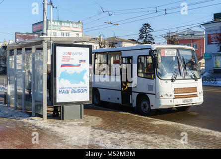 Februar 7, 2018. Orjol, Russland ein Plakat mit Informationen zur Wahl des Präsidenten der Russischen Föderation an einer Bushaltestelle in Orel. Stockfoto