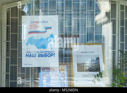 Februar 7, 2018. Orjol, Russland ein Plakat mit Informationen zur Wahl des Präsidenten der Russischen Föderation, auf einer Straße in Orel. Stockfoto