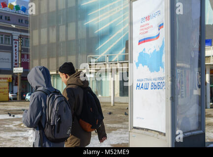 Februar 7, 2018. Orjol, Russland ein Plakat mit Informationen zur Wahl des Präsidenten der Russischen Föderation, auf einer Straße in Orel. Stockfoto