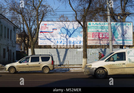 Februar 7, 2018. Orjol, Russland ein Plakat mit Informationen zur Wahl des Präsidenten der Russischen Föderation, auf einer Straße in Orel. Stockfoto