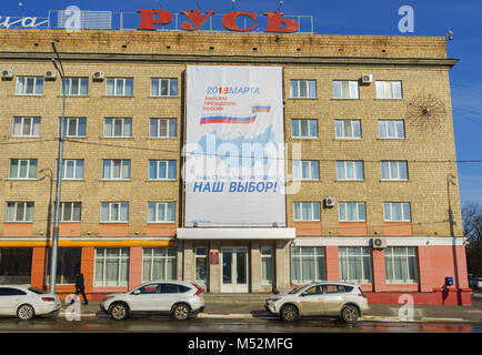 Februar 7, 2018. Orjol, Russland ein Plakat mit Informationen zur Wahl des Präsidenten der Russischen Föderation, auf einer Straße in Orel. Stockfoto