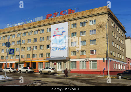 Februar 7, 2018. Orjol, Russland ein Plakat mit Informationen zur Wahl des Präsidenten der Russischen Föderation, auf einer Straße in Orel. Stockfoto