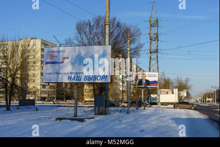 Februar 7, 2018. Orjol, Russland ein Plakat mit Informationen zur Wahl des Präsidenten der Russischen Föderation, auf einer Straße in Orel. Stockfoto