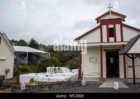 Maori Kirche und Friedhof in Maori Village Stockfoto