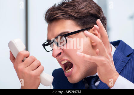 Wütend Call Center Mitarbeiterin kreischend an Kunden Stockfoto