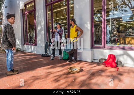 Zwei Musiker stehen vor einem Schaufenster an der State Street in Santa Barbara, Kalifornien bereit Musik für Tipps zu spielen. Stockfoto