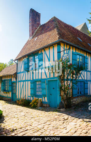 Dorf Senlis Frankreich mit Sun Stockfoto