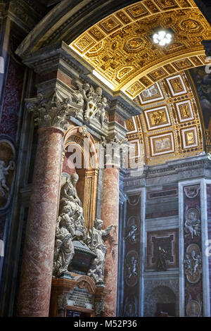 Vatikan VATIKAN - 17. MAI 2017: erstaunliche Skulpturen in der Basilika von Sankt Peter im Vatikan. Stockfoto