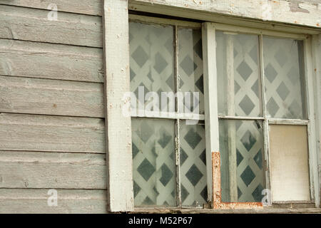 In der Nähe der Scheune gebrochene Fenster Stockfoto