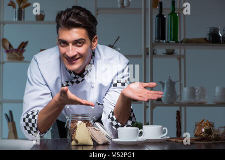 Kaffee Barista spät im Shop Getränke Vorbereitung arbeiten Stockfoto
