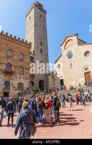 Die Menschen auf der Piazza Duomo in San Gimignano Stockfoto