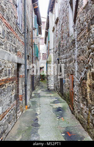 Enge Gasse in der Altstadt Stockfoto