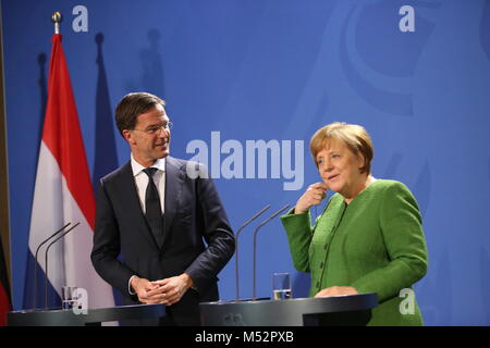 Berlin, Deutschland. 19 Feb, 2018. Drücken Sie die Aussagen von Bundeskanzlerin Angela Merkel und der Ministerpräsident der Niederlande, Mark Rutte, im Bundeskanzleramt in Berlin. Das Treffen wird am deutsch-niederländischen Beziehungen sowie der Europäischen und internationalen Fragen konzentrieren. Quelle: Simone Kuhlmey/Pacific Press/Alamy leben Nachrichten Stockfoto