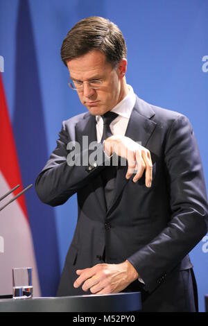 Berlin, Deutschland. 19 Feb, 2018. Drücken Sie die Aussagen von Bundeskanzlerin Angela Merkel und der Ministerpräsident der Niederlande, Mark Rutte, im Bundeskanzleramt in Berlin. Das Treffen wird am deutsch-niederländischen Beziehungen sowie der Europäischen und internationalen Fragen konzentrieren. Quelle: Simone Kuhlmey/Pacific Press/Alamy leben Nachrichten Stockfoto