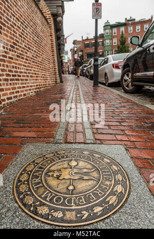 Der Freedom Trail ist eine 2,5 km langen Pfad durch die Innenstadt von Boston, Massachusetts, die von 16 Standorten erhebliche uns Geschichte passiert. Stockfoto